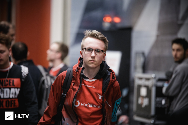 外媒LeagueOnLock在油管频道发布了2023年LPL春季赛战队排名