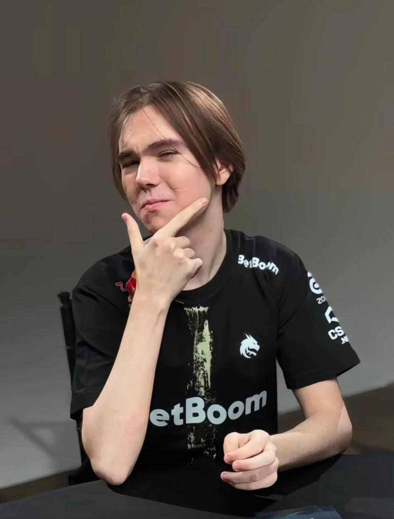 资讯队友全部牺牲 主播被迫与敌人组队，结果反水？