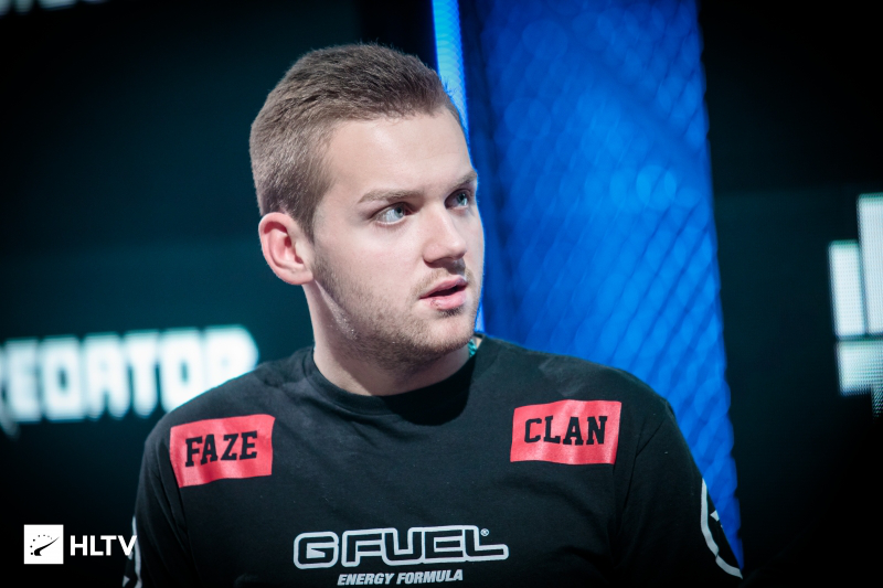 Wayward ： 你还在用坚定的眼神选乌迪尔来批评我的9号大师吗？他现在是上单