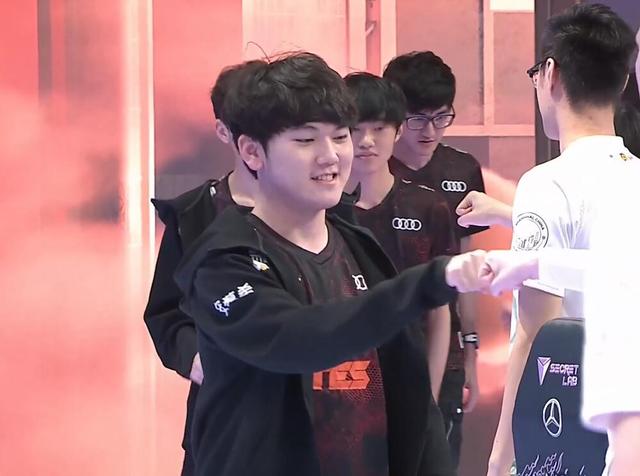 今日LCK赛区的BRO战队官宣，前上单职业选手Sw0rd将转型教练