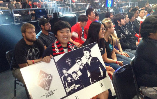 LPL主持余霜昨日赛后返图：这应该算芭比粉了吧～