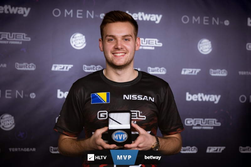 G2官推整活：游回家吧小伙子们！配图Jankos游回基地