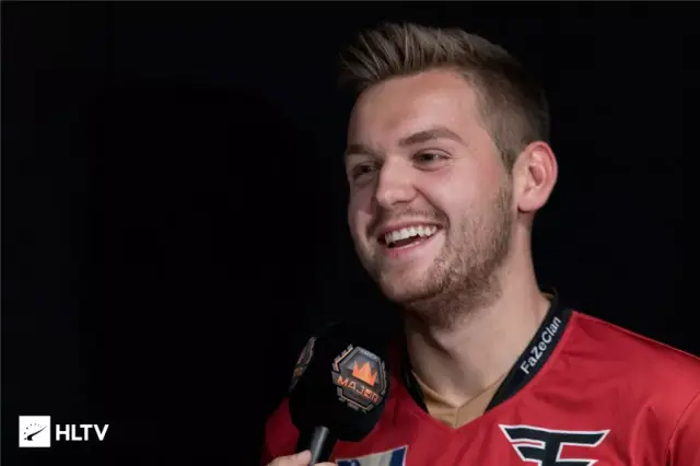 QiuQiu ：第二局的时候其实没有想到对面会选到阿木木